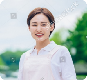 ペットシッターの女性が笑っている様子